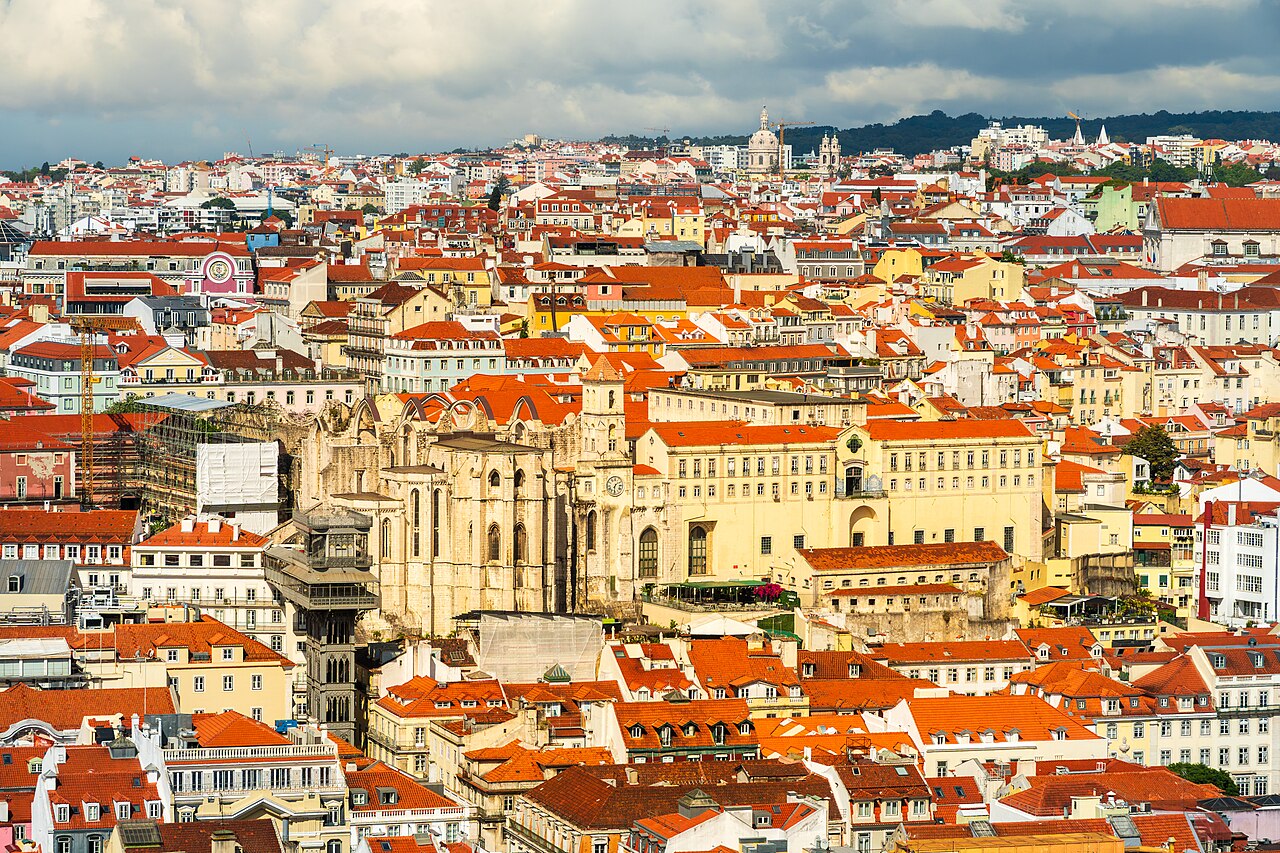 Ruínas do Carmo na paisagem de Lisboa