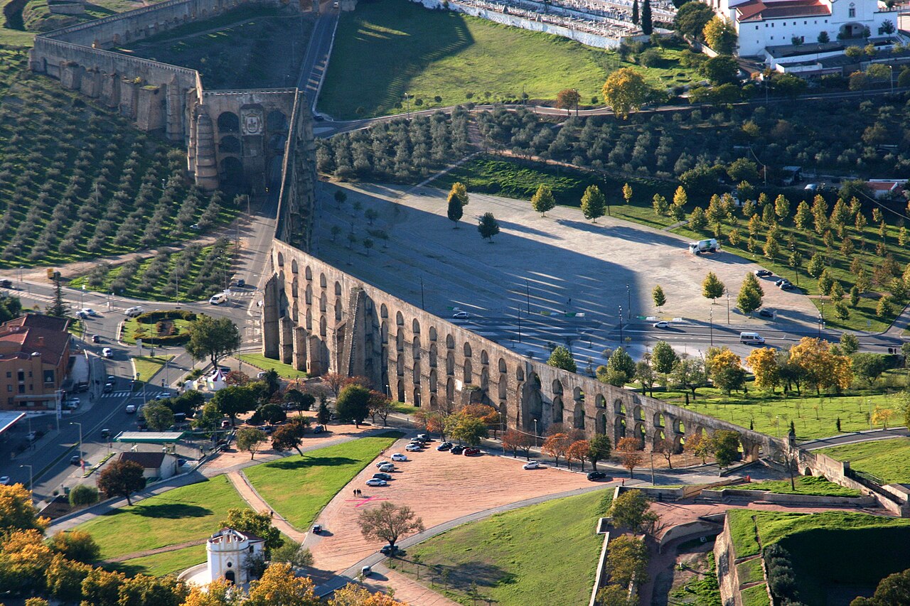 Amoreira Aqueduct · Archive photograph
