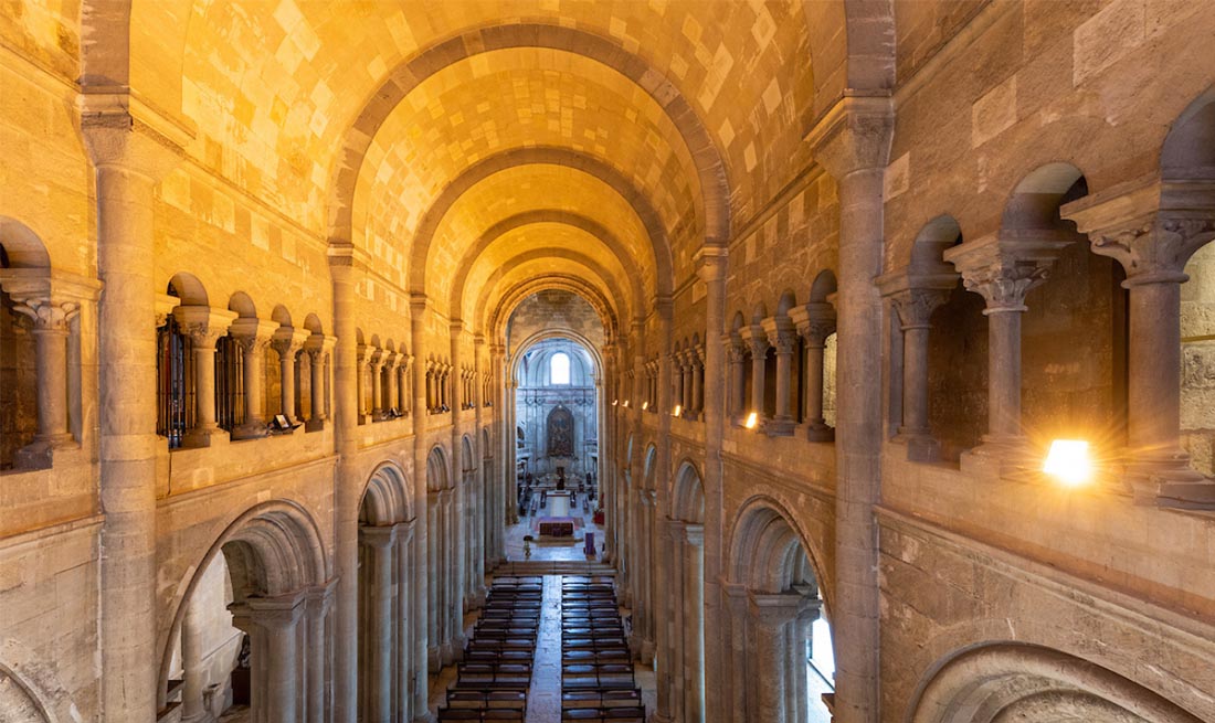 Nave românica no interior da Sé de Lisboa
