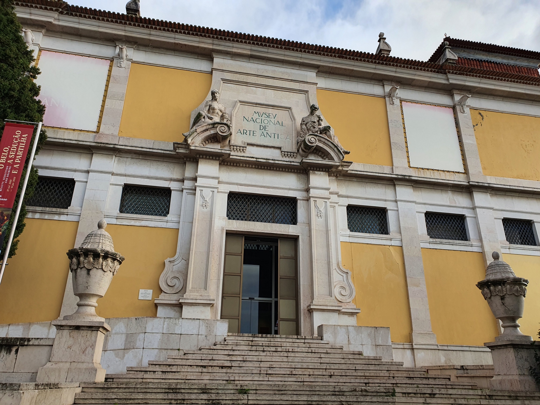 Palácio Alvor e museu nas Janelas Verdes