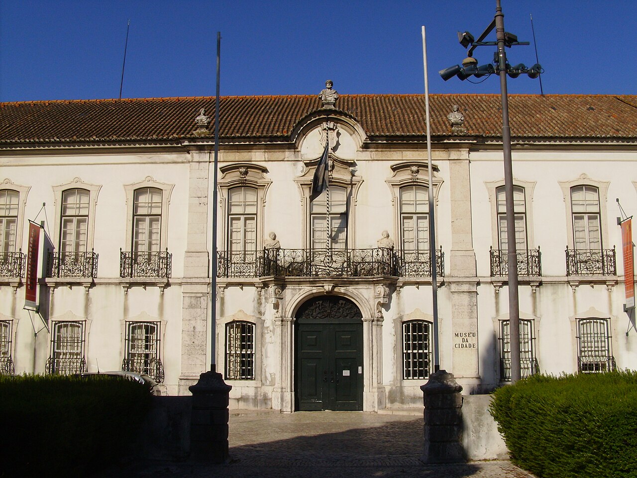 Entrada central e fachada do Palácio Pimenta