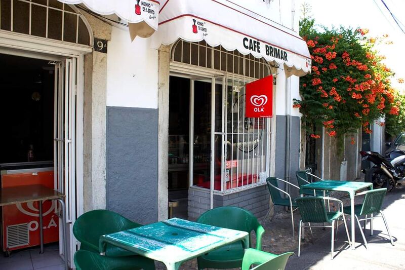 Tasquinha Brimar white awning, sign and pavement tables