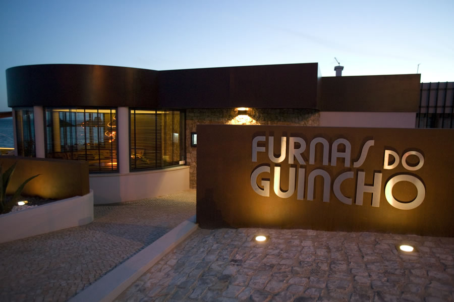 Letreiro, fachada e acesso às Furnas do Guincho