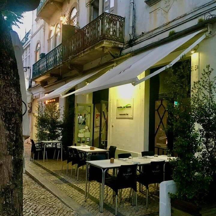 Fachada, letreiro e mesas no passeio da Tertúlia do Monte