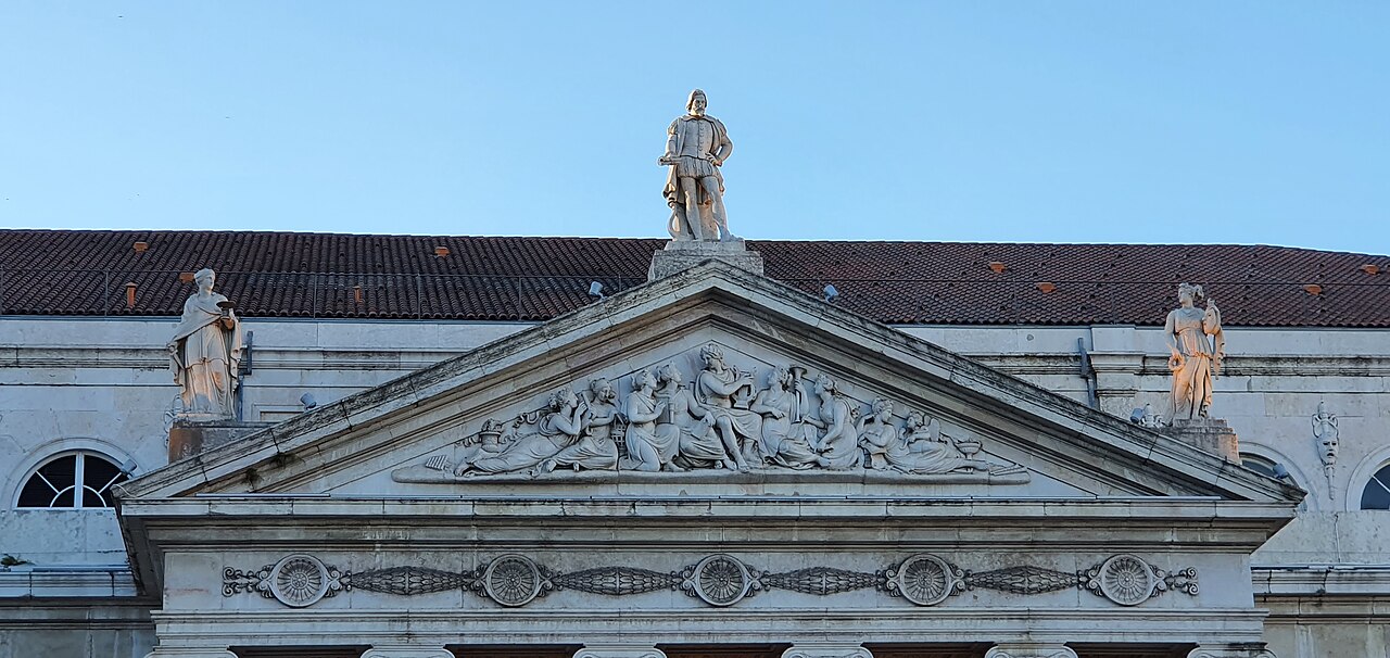 Frontão do teatro e estátua de Garrett